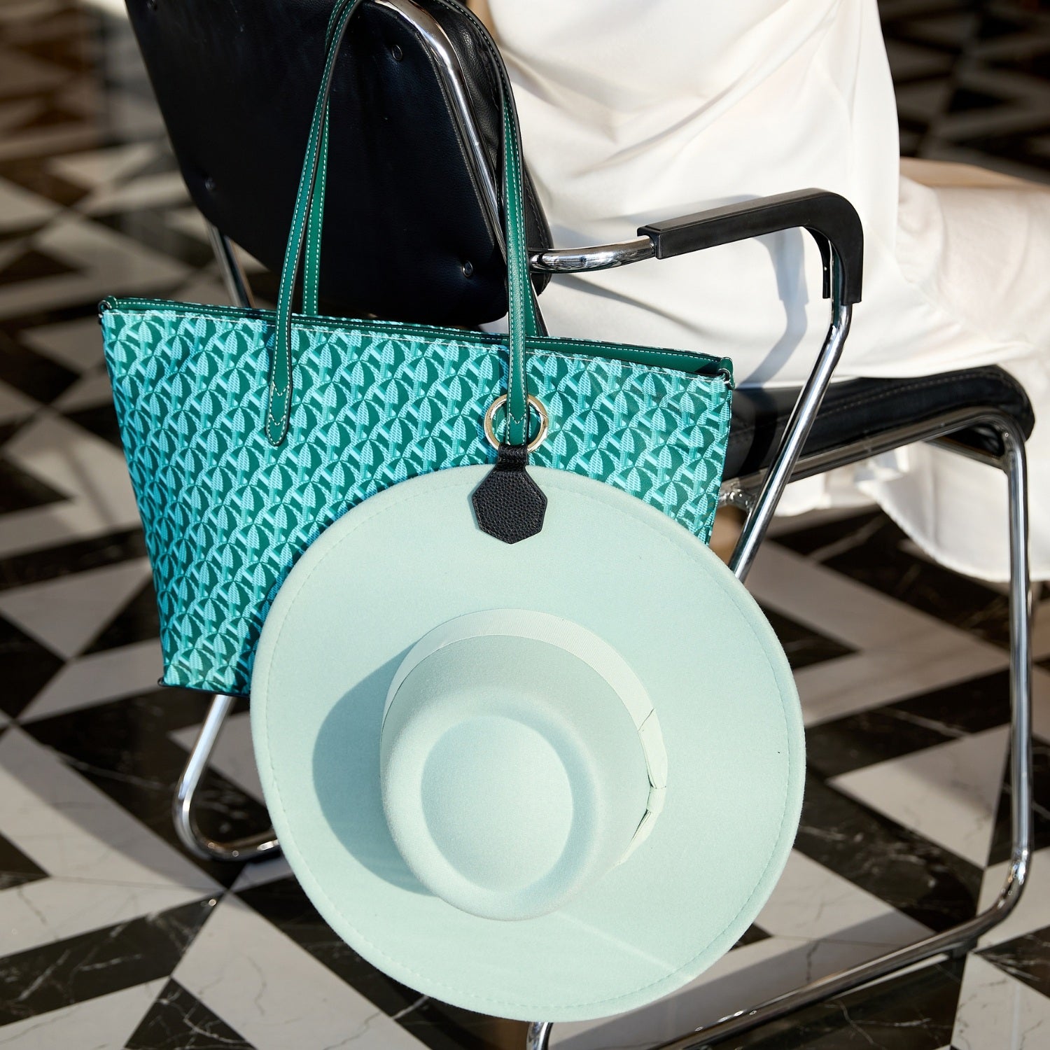 #color_black #shape_hexa